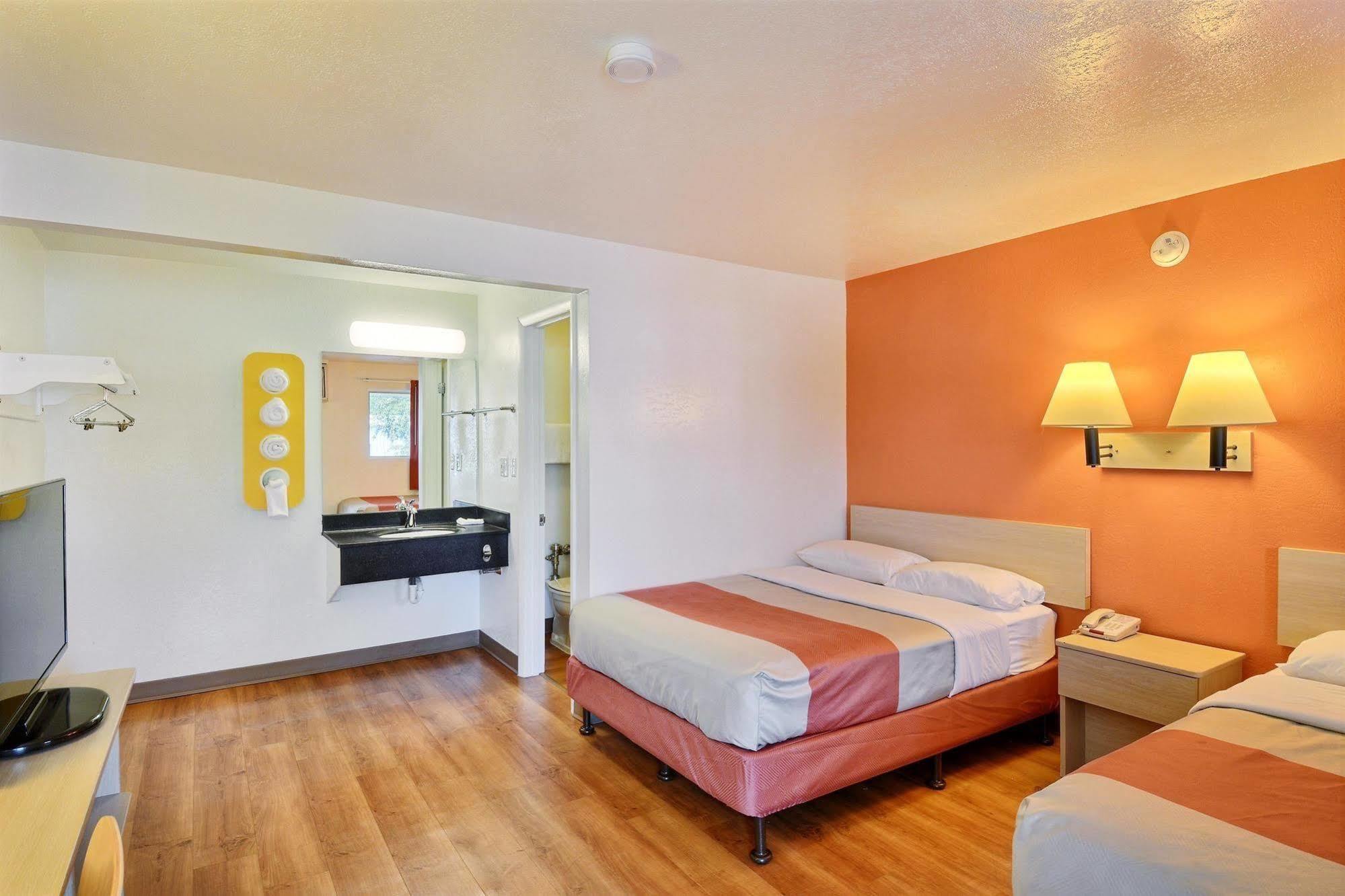 Travelodge By Wyndham Brattleboro Vt Dış mekan fotoğraf